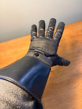 Black leather preowned motorcycle gloves. Men’s/small. Women’s/medium.